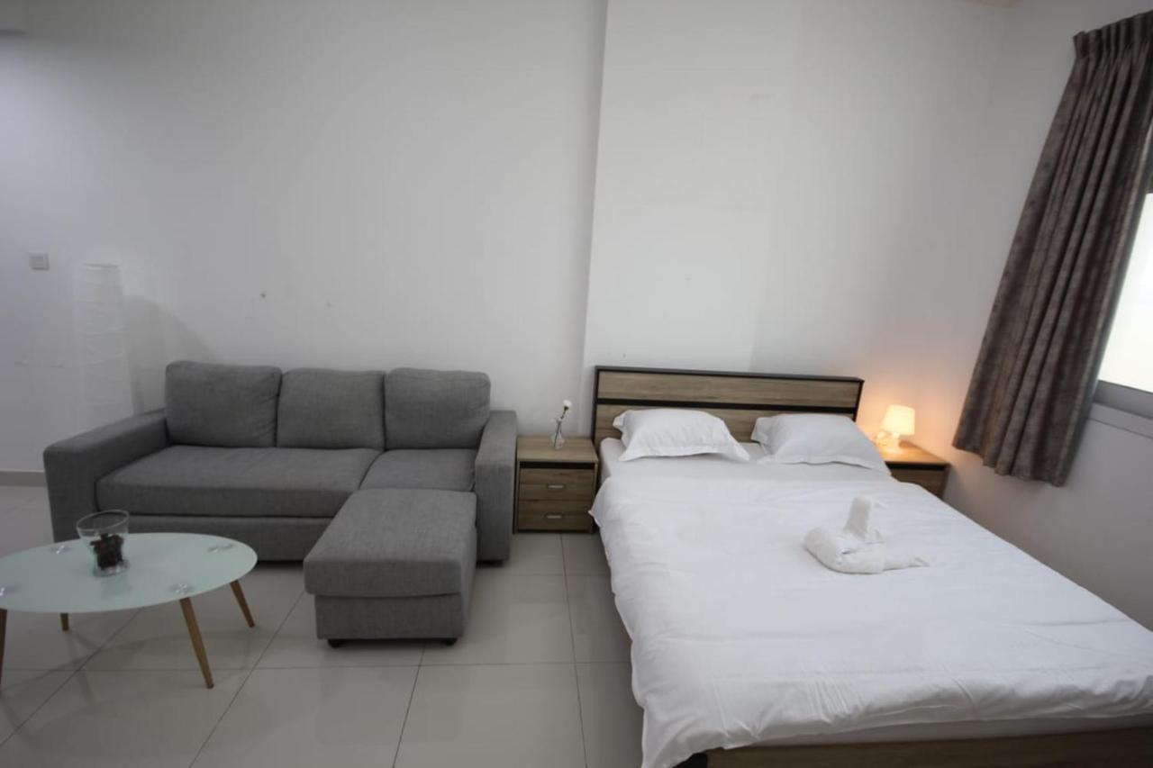 Cozy Rooms And Small Partitions For Men Guests In Dubai Luaran gambar