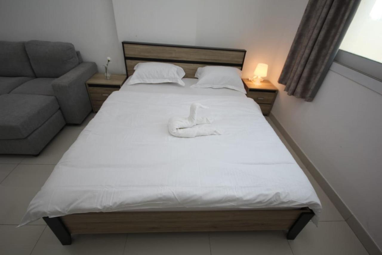Cozy Rooms And Small Partitions For Men Guests In Dubai Luaran gambar