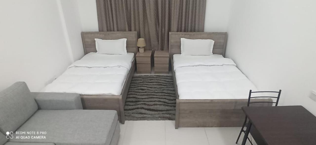 Cozy Rooms And Small Partitions For Men Guests In Dubai Luaran gambar