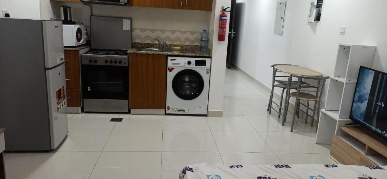 Cozy Rooms And Small Partitions For Men Guests In Dubai Luaran gambar