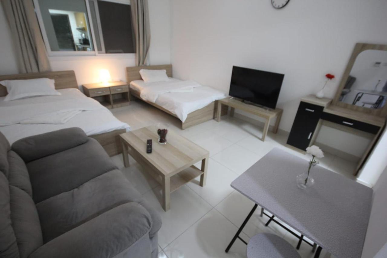 Cozy Rooms And Small Partitions For Men Guests In Dubai Luaran gambar