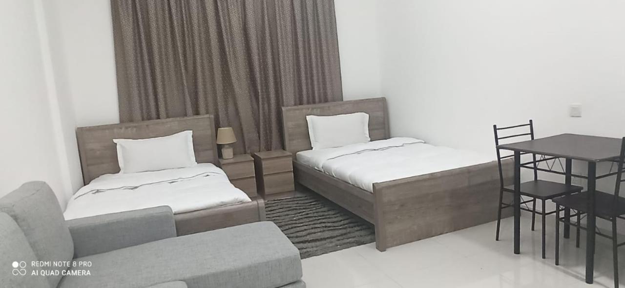 Cozy Rooms And Small Partitions For Men Guests In Dubai Luaran gambar