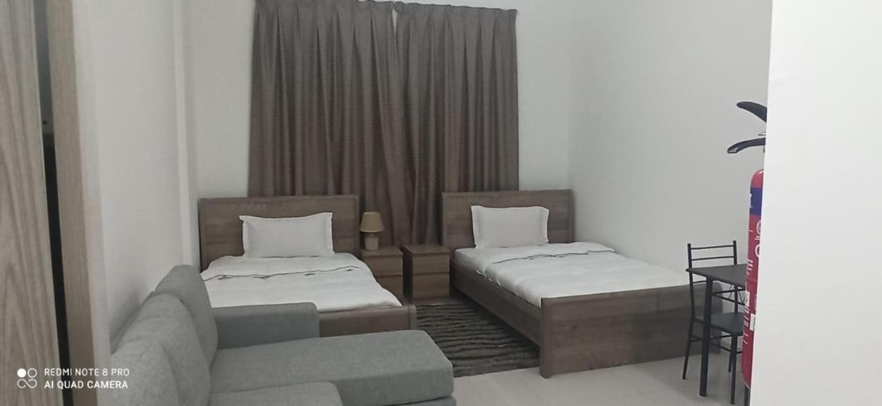 Cozy Rooms And Small Partitions For Men Guests In Dubai Luaran gambar