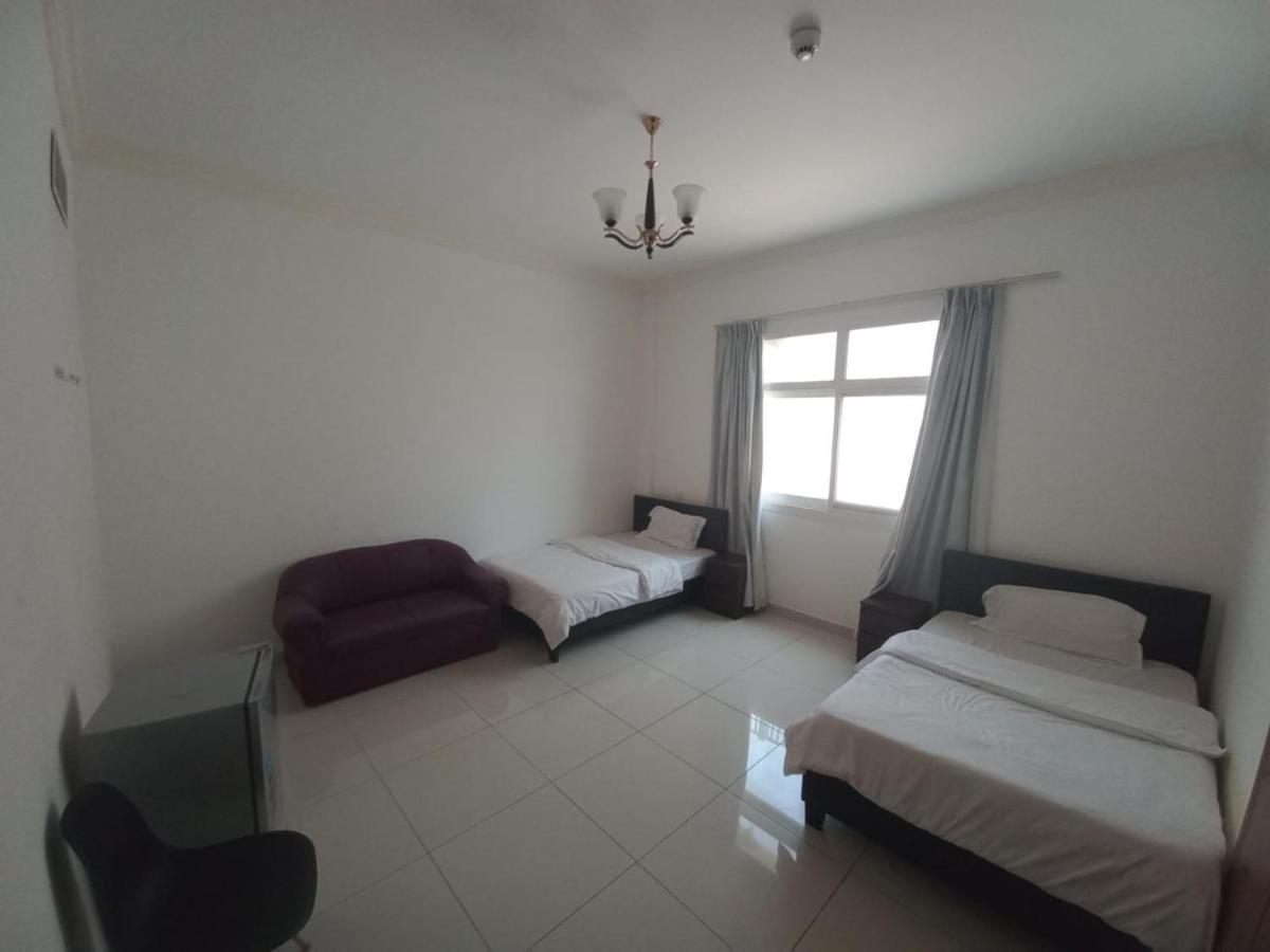 Cozy Rooms And Small Partitions For Men Guests In Dubai Luaran gambar