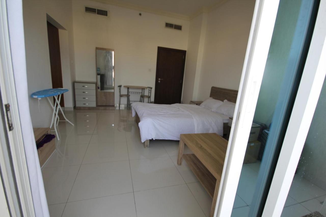 Cozy Rooms And Small Partitions For Men Guests In Dubai Luaran gambar