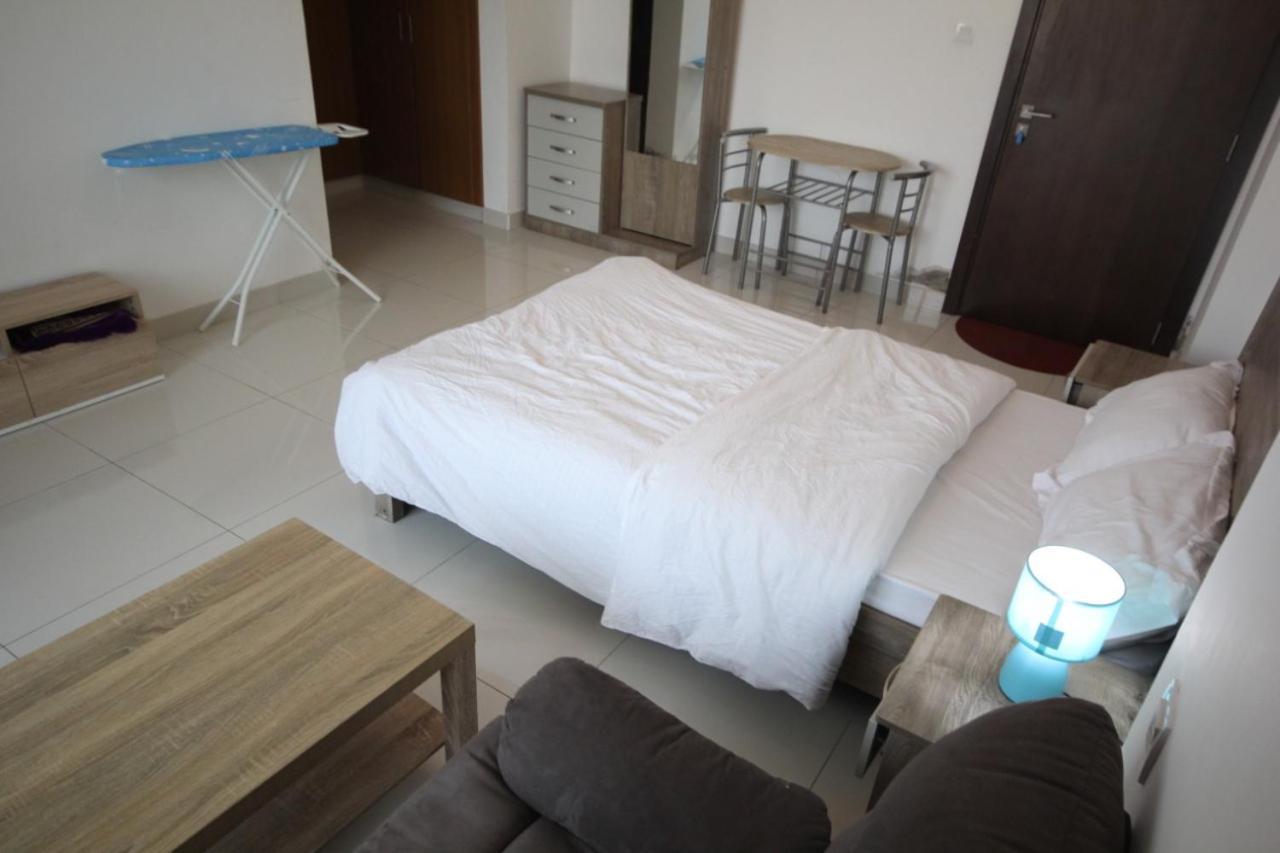 Cozy Rooms And Small Partitions For Men Guests In Dubai Luaran gambar