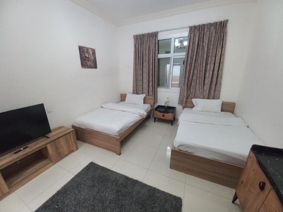 Cozy Rooms And Small Partitions For Men Guests In Dubai Luaran gambar