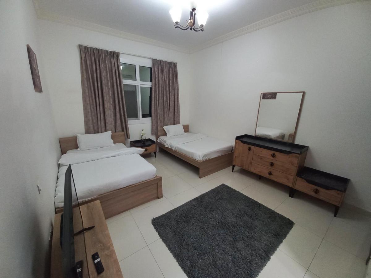 Cozy Rooms And Small Partitions For Men Guests In Dubai Luaran gambar