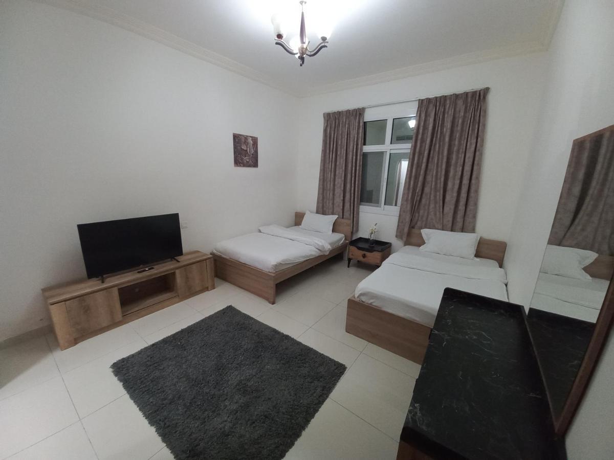 Cozy Rooms And Small Partitions For Men Guests In Dubai Luaran gambar