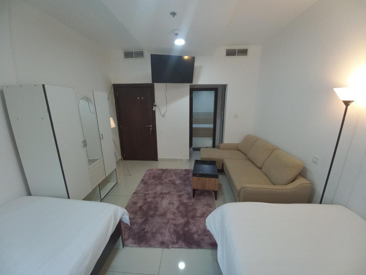 Cozy Rooms And Small Partitions For Men Guests In Dubai Luaran gambar