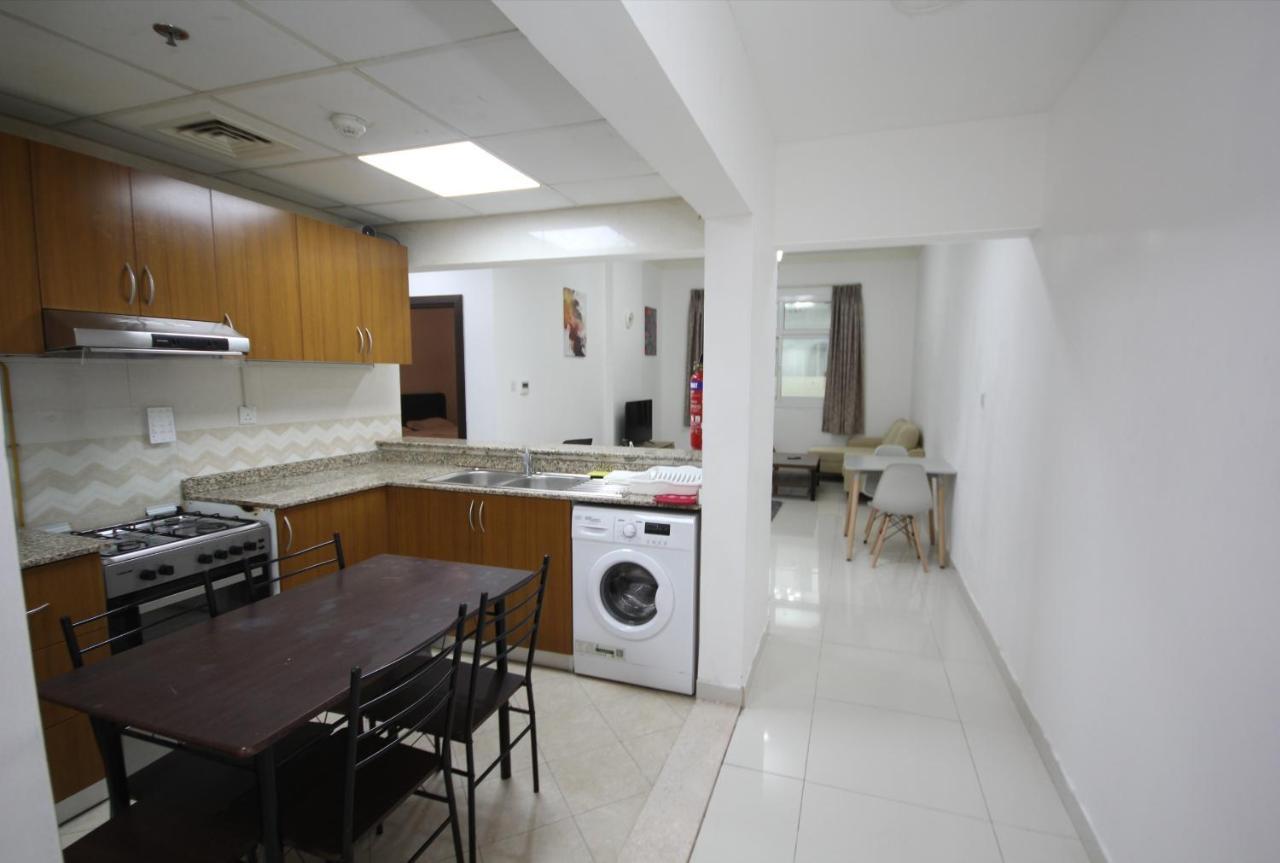 Cozy Rooms And Small Partitions For Men Guests In Dubai Luaran gambar