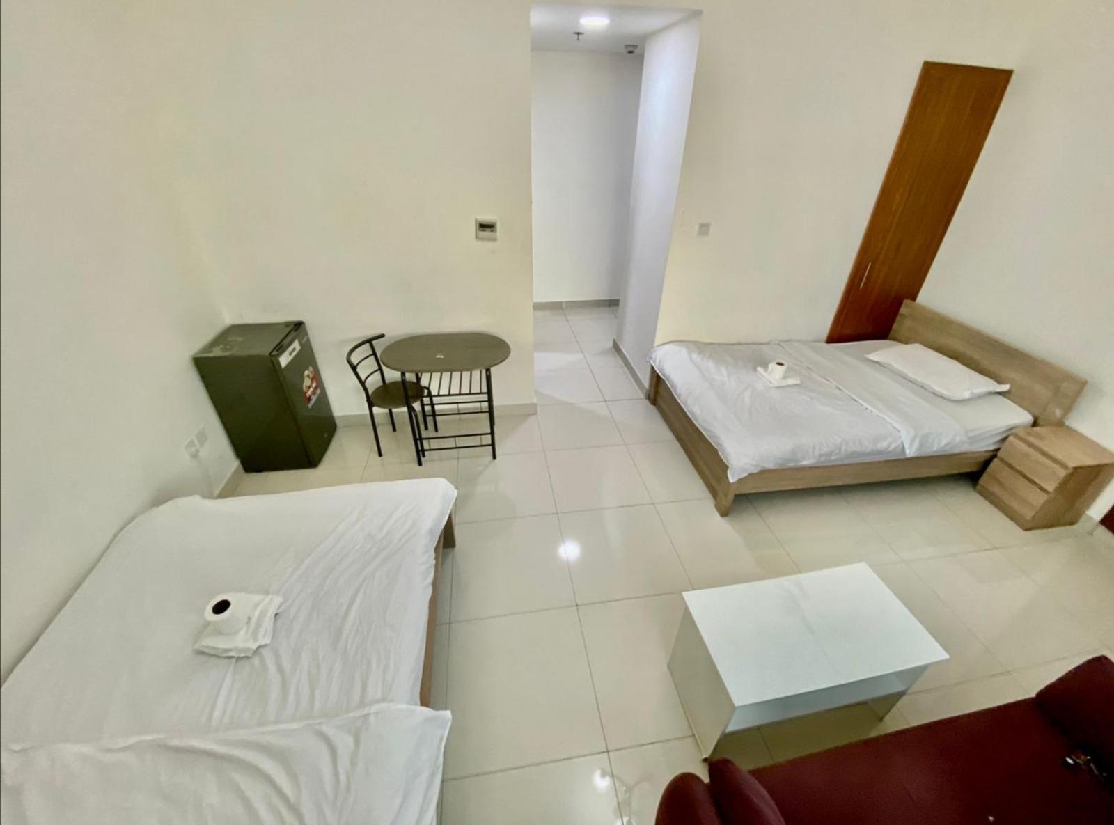 Cozy Rooms And Small Partitions For Men Guests In Dubai Luaran gambar