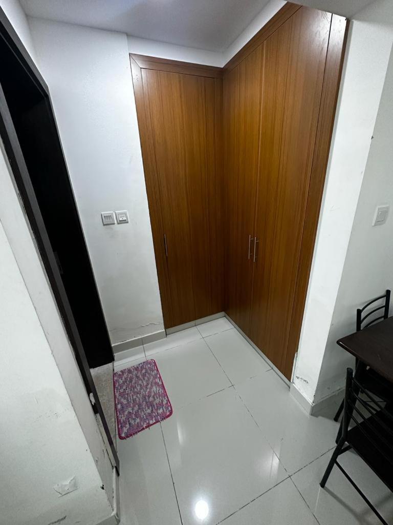 Cozy Rooms And Small Partitions For Men Guests In Dubai Luaran gambar