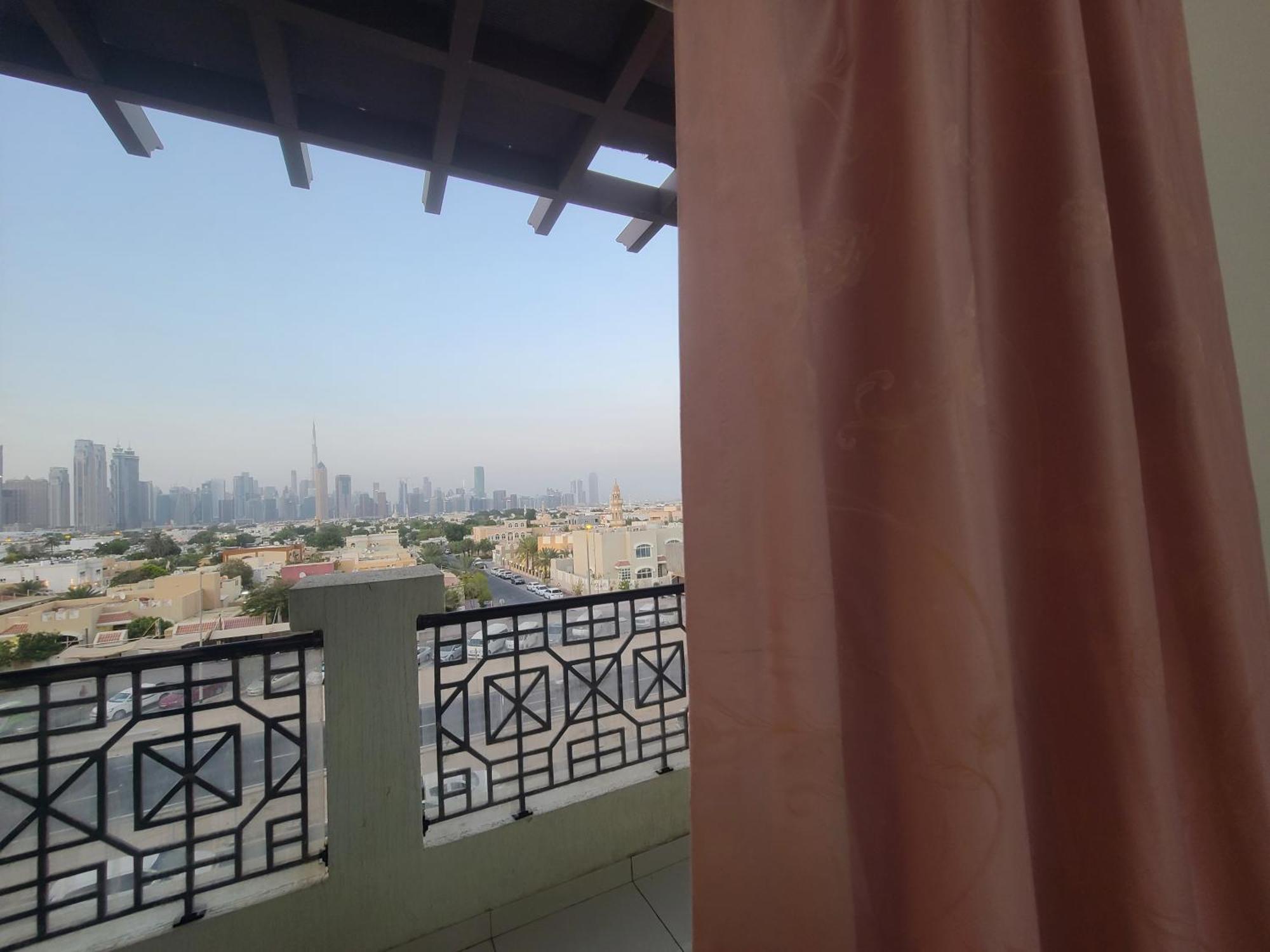 Cozy Rooms And Small Partitions For Men Guests In Dubai Luaran gambar