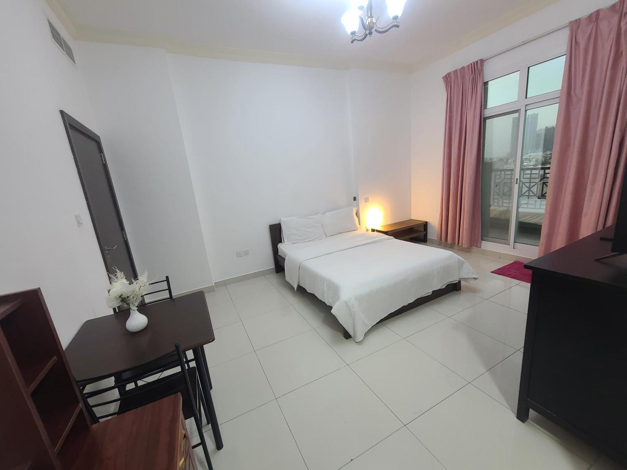Cozy Rooms And Small Partitions For Men Guests In Dubai Luaran gambar